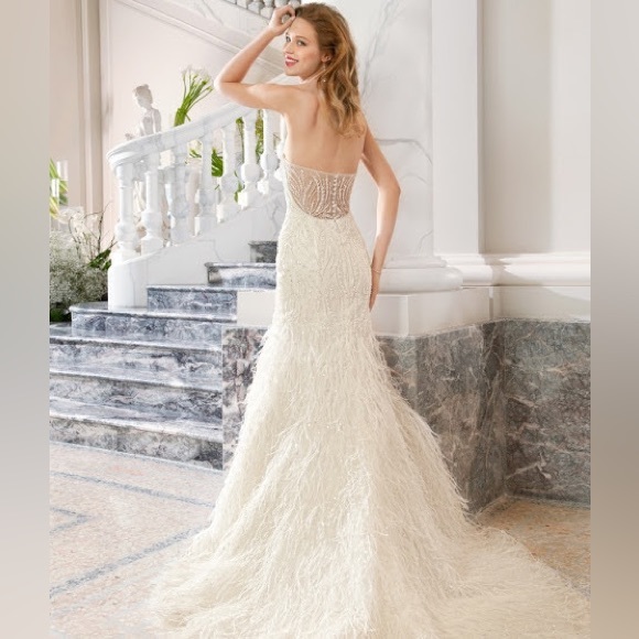 Never worn wedding dress in PERFECT condition. - Picture 4 of 5